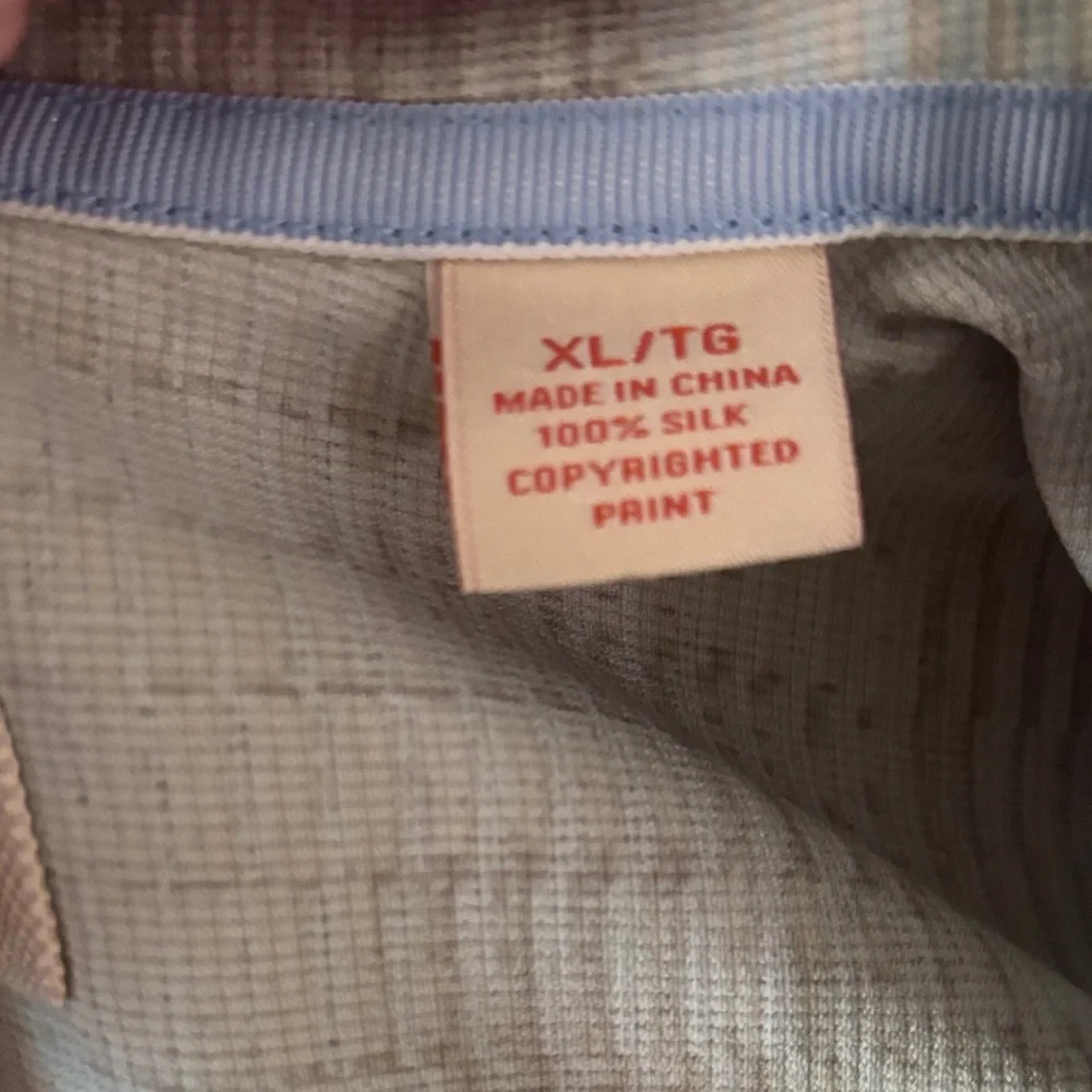 Tommy Bahama camp shirt in 100% silk. Men's XL. Excellent condition. Very sharp! - Picture 5 of 7